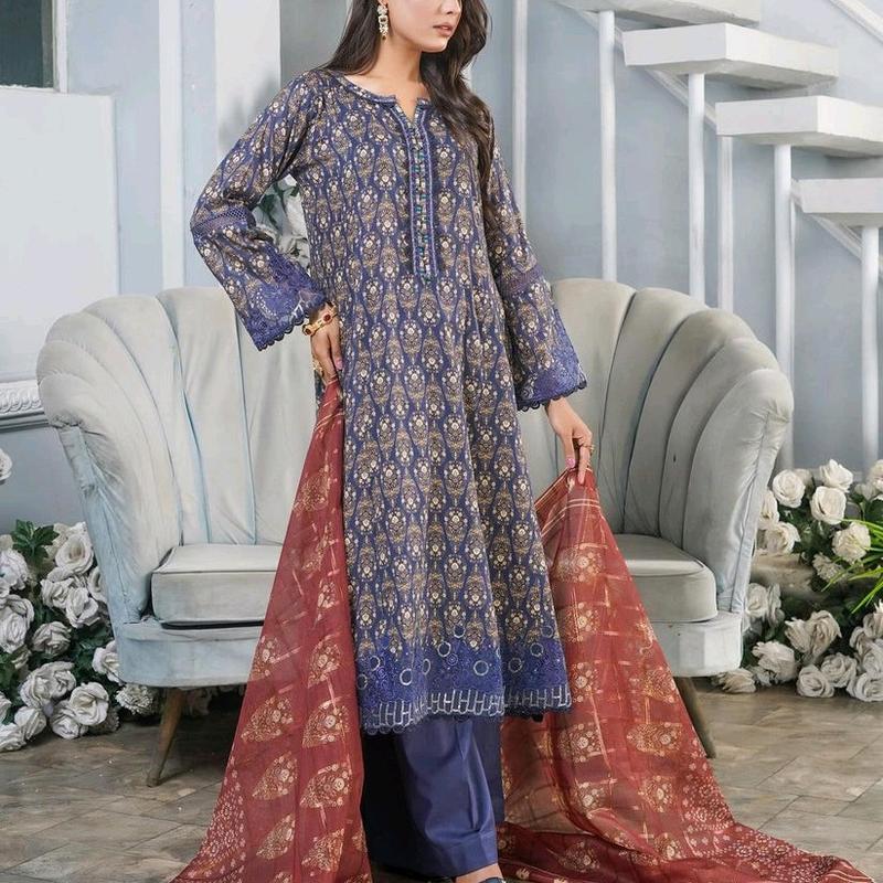 Munira lawn suits Dress 5