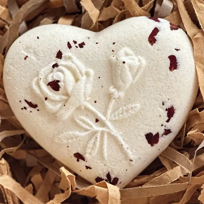 Winter rose and pink pepper moisturising heart bath plaque with rose detail and real rose petals Moisturizing Scent Comfort Body Care 2