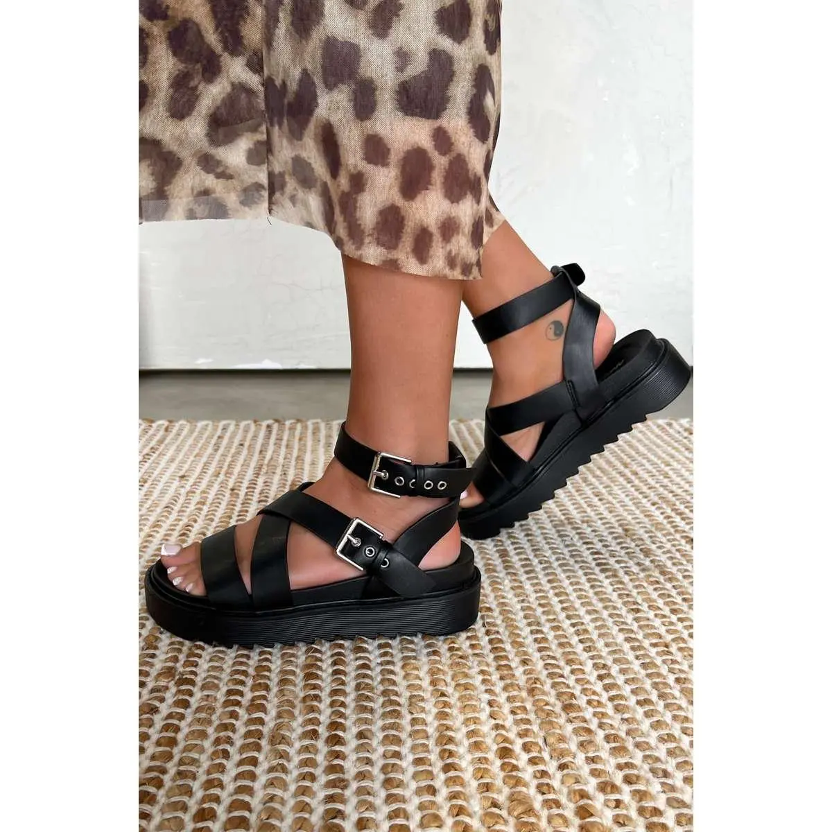 STRIKE IT Chunky Buckle Gladiator Sandals - Black