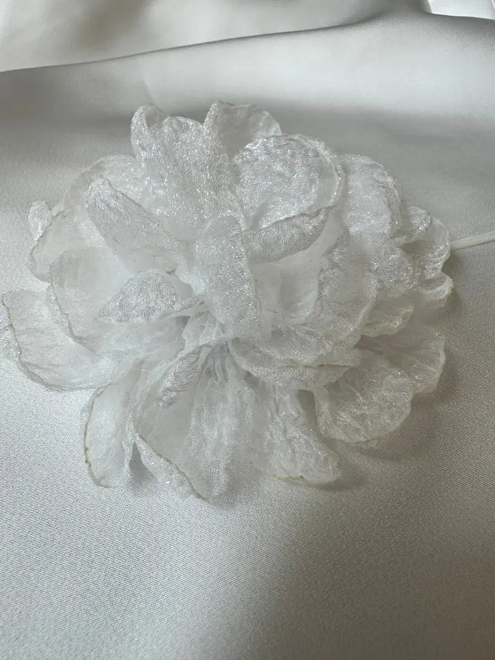 FLEUR MEDIUM ORGANZA CHOKER IN WHITE