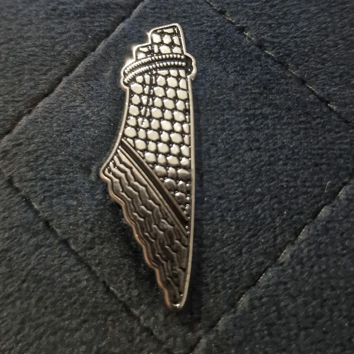 Silver Keffiyah badge pin