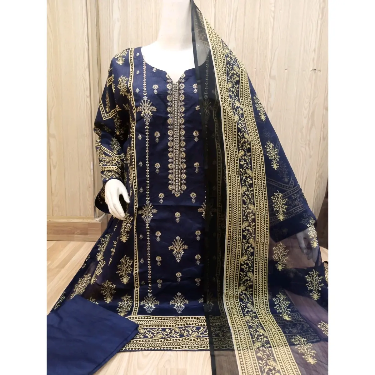 EMBROIDERED LAWN 3PC SUIT WITH CHIFFON DUPATTA