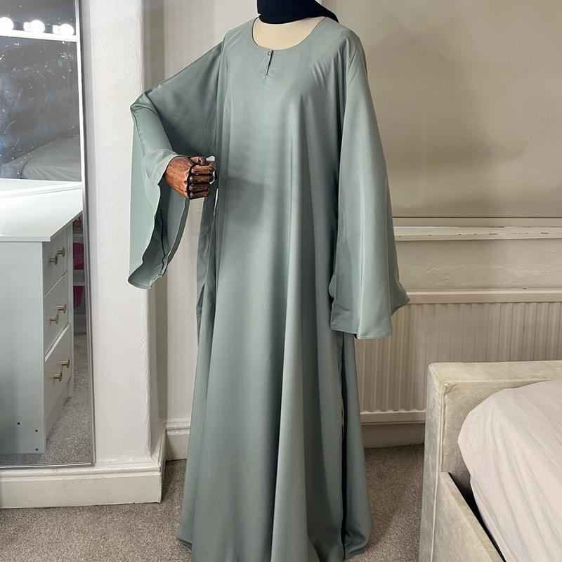Closed Bell Sleeve Abaya 3