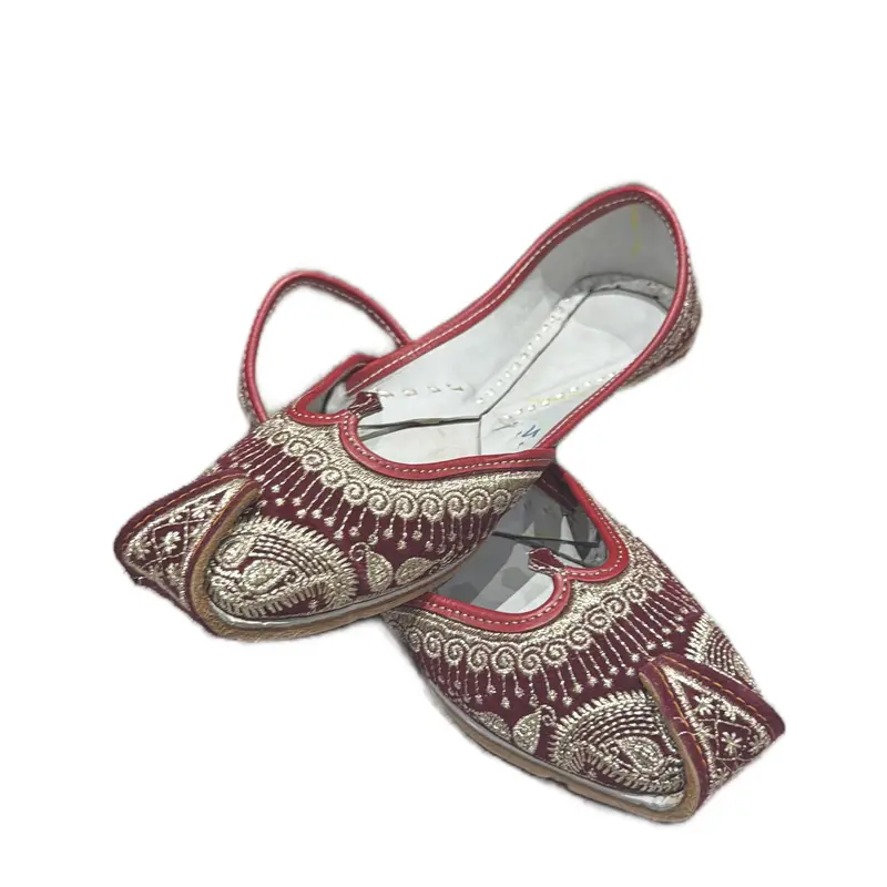 Women’s white and red Punjabi zurri jutti 0