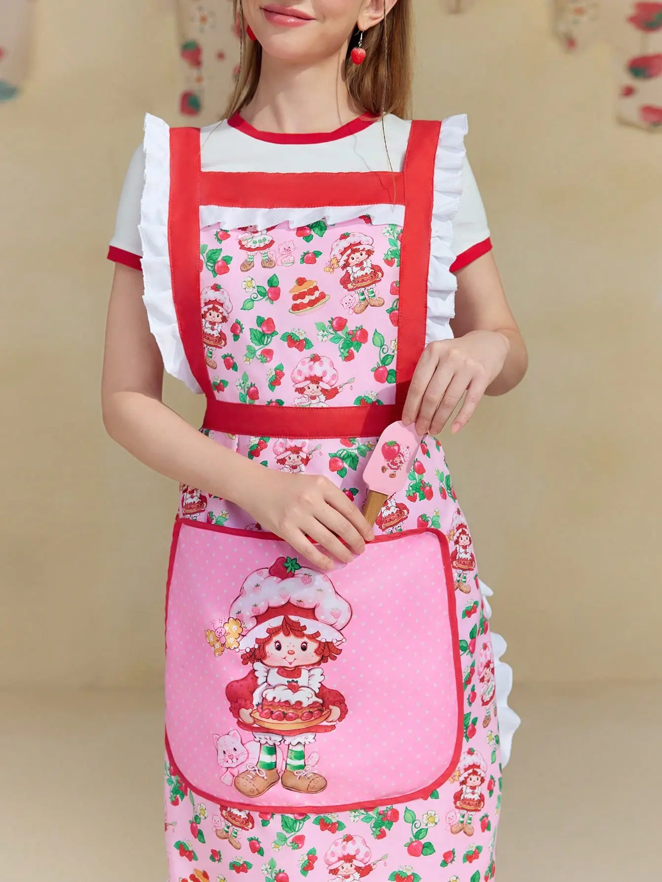 Strawberry Shortcake X SHEIN 1pc Cute Cartoon Character & Strawberry Pattern Contrast Ruffle Trim Apron,Kitchen,Bathroom,Home,Household Suppliers